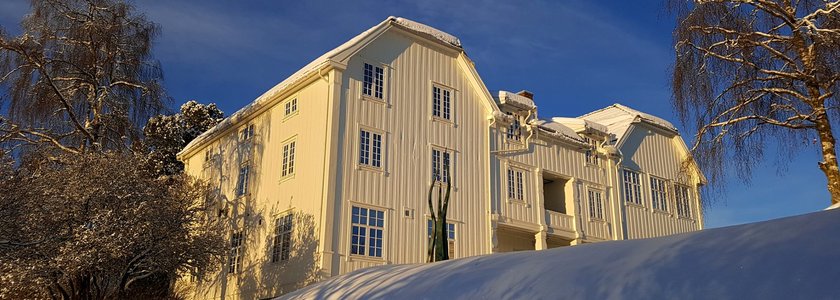 Skolebygning - Klikk for stort bilde